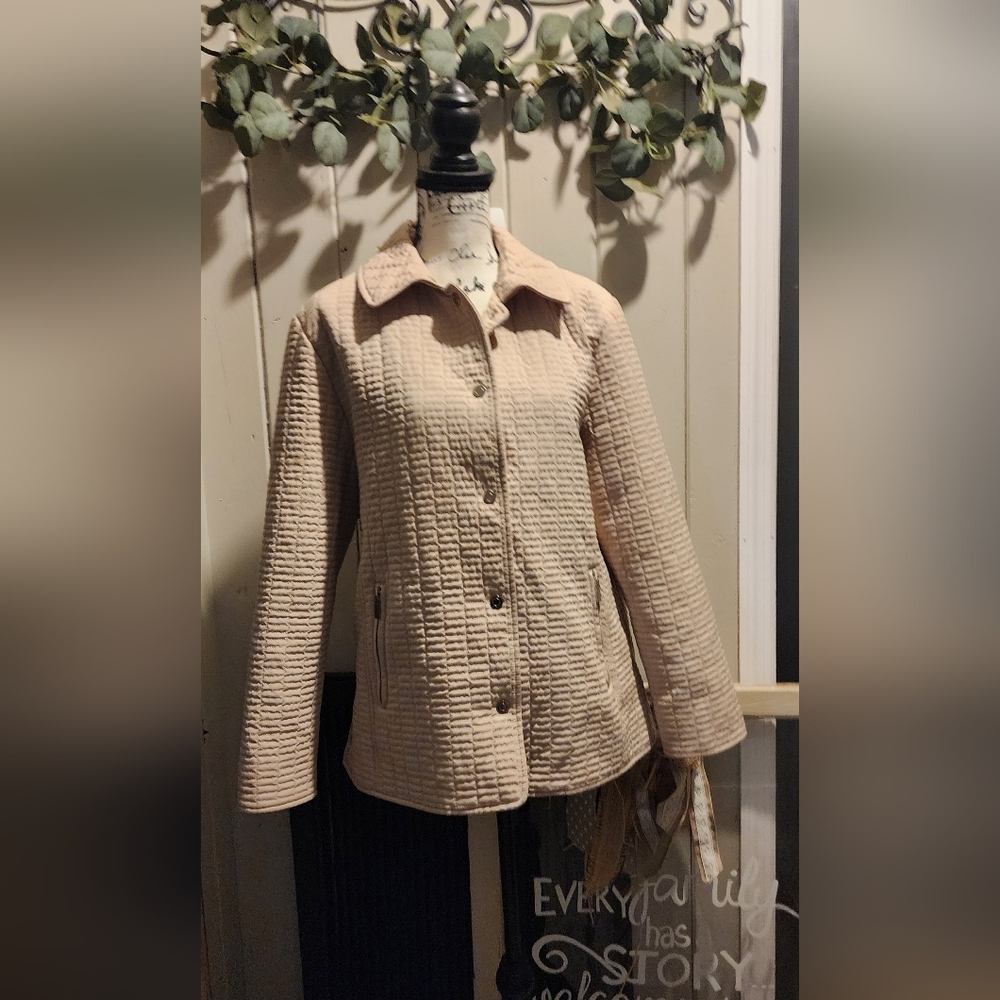 Gallery Cream Puffer Jacket with Tailored Silhouette